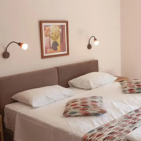 Apartament Danae *